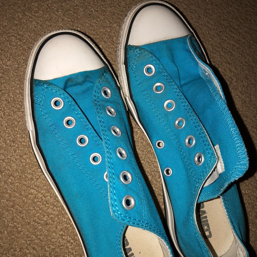 Blue low top converse